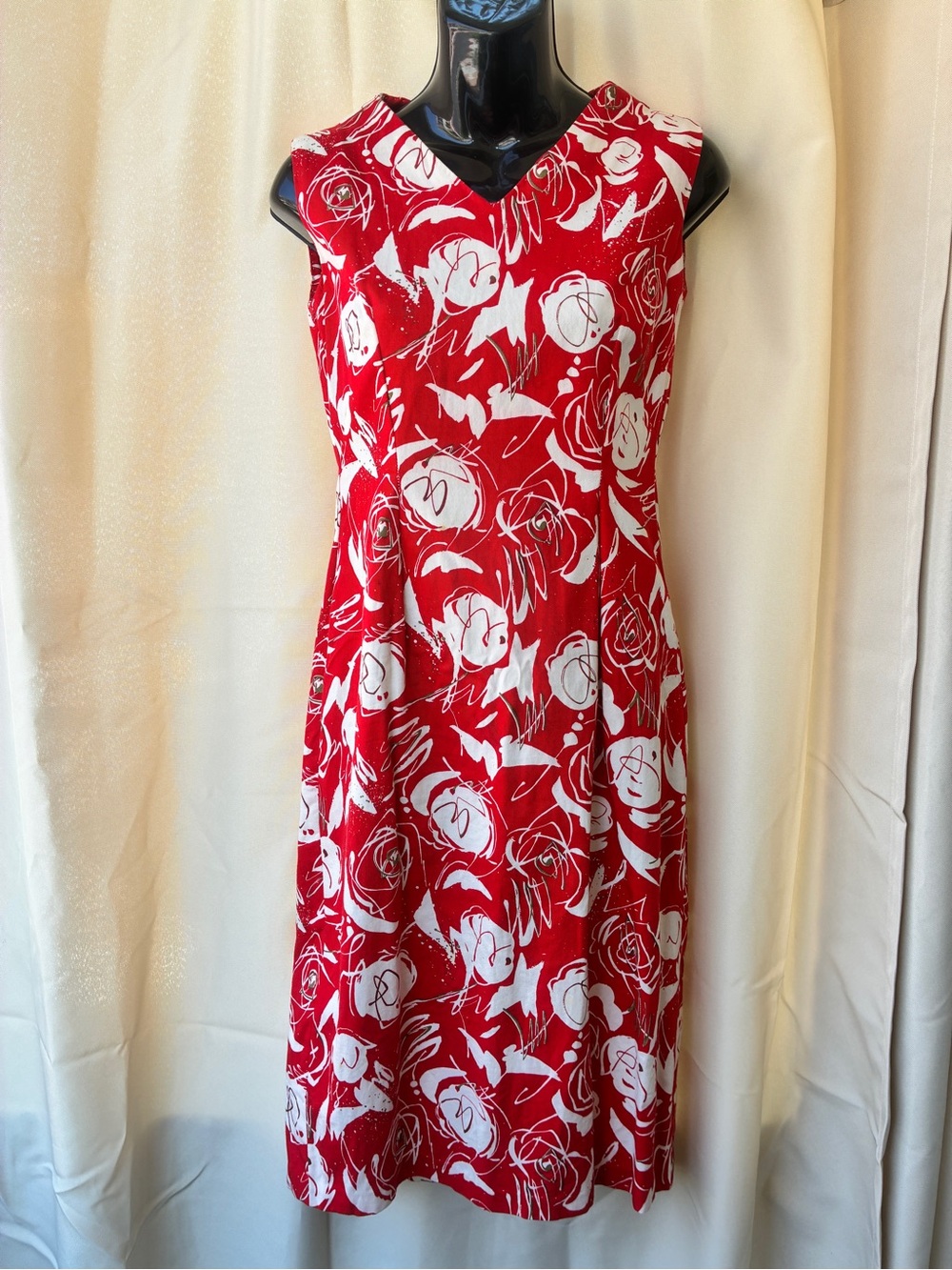 Red and White Floral V-Neck Sleeveless Dress